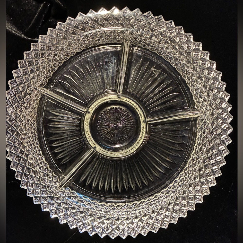 💎 Vintage Diamond-Cut Divided Glass Relish Tray – 12” Round Starburst Pattern